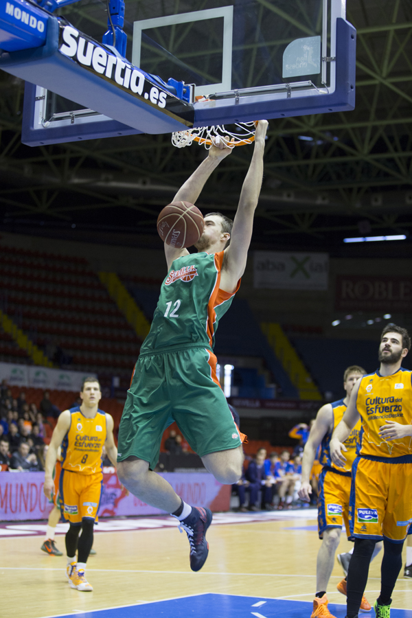 Ondrej Balvin machaca en el partido ante Valencia Basket en San Pablo