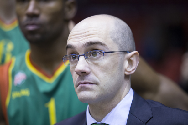 Javier Carrasco dirigiendo el partido ante Lietuvos Rytas