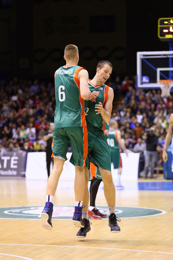 balvin porzingis chocan salto alegría movistar estudiantes