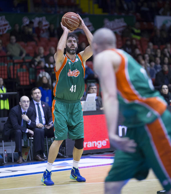 Berni tira a canasta en el partido ante el Bilbao en San Pablo