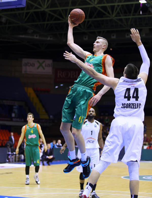 Porzingis en una imagen de juego del partido ante el PGE Turow