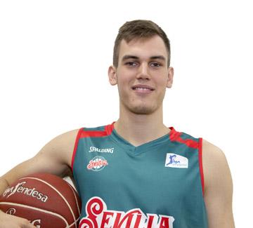 nikola radicevic balón bajo brazo sesión fotos posado